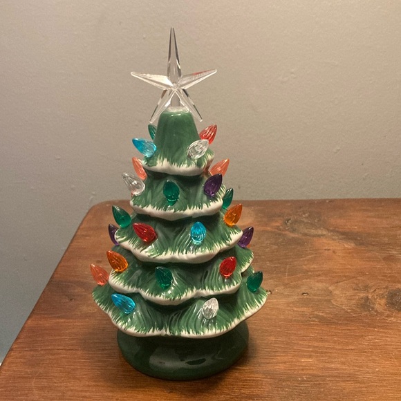 NWT 9” Green & White Snow- LED Light Up Ceramic Tree 🎄 Decoration w/ 30 Bulbs - Picture 12 of 17